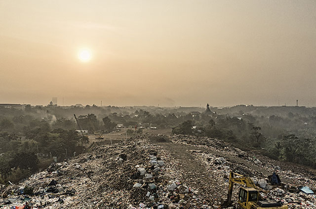 Vista general de montaña siendo limpiada de basura coon una retroexcavadora